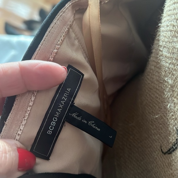 Do you need a new outfit for New Years ? Beautiful halter top BCBG L - Picture 2 of 3